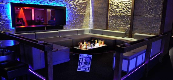 Lounge im Party Floor: 10-20 Personen 100 € inkl. 1 Flasche Champagner